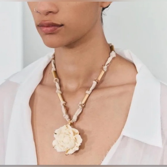 🔥🔥Zara flower necklace - Picture 1 of 6